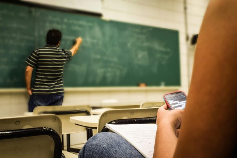 USKORO ZABRANA TELEFONA U ŠKOLAMA Ministar prosvete najavio dva modela koja su moguća – „Debata je u toku“