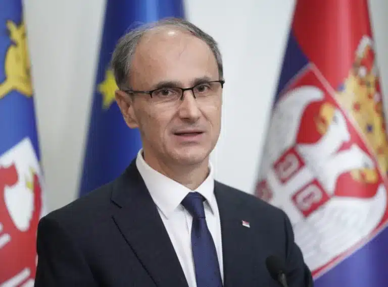 Reforma obrazovanja u Srbiji: Telefoni lete iz škola, a časovi postaju kraći?