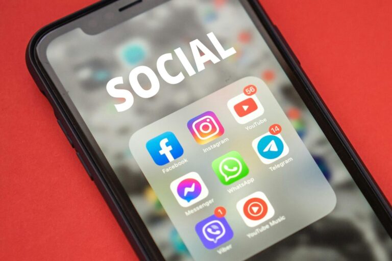 EVROPA „ZAKLJUČAVA“ DRUŠTVENE MREŽE: Da li je i Srbija spremna da zaštiti decu od digitalne zavisnosti?