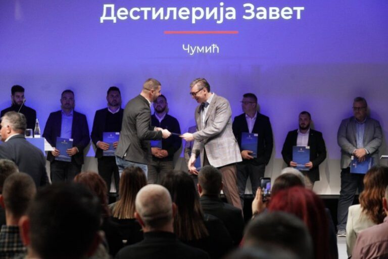 ​“OVO JE TEK POČETAK“: Podsticaji države idu do 20 miliona, rešenje uručeno i Radetu Adamoviću iz Beočina