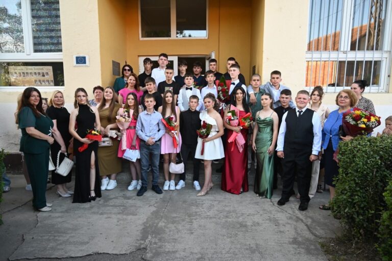 Svečani ispraćaj maturanata OŠ „Jovan Popović“ u Suseku: Proglašen učenik generacije (FOTO GALERIJA)