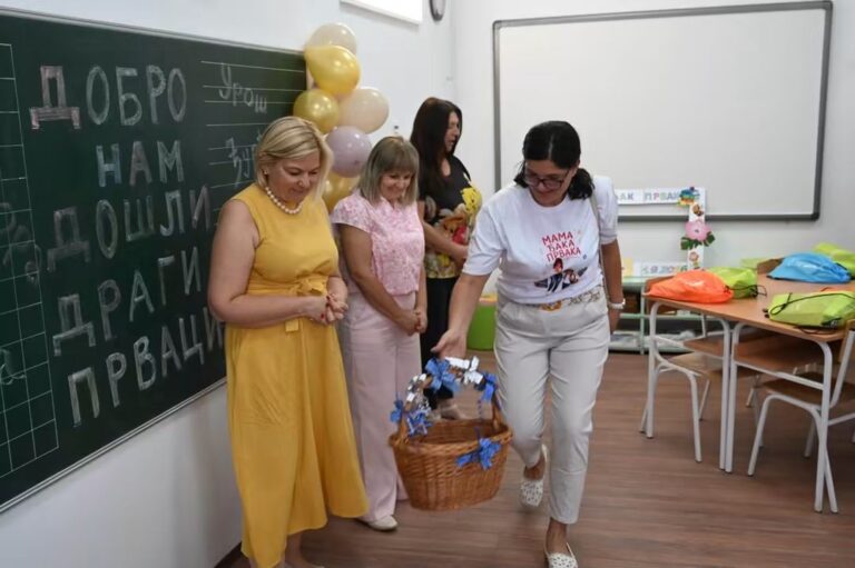 Početak školske godine u Suseku: Besplatni udžbenici, pokloni i vekovna tradicija darivanja petlova