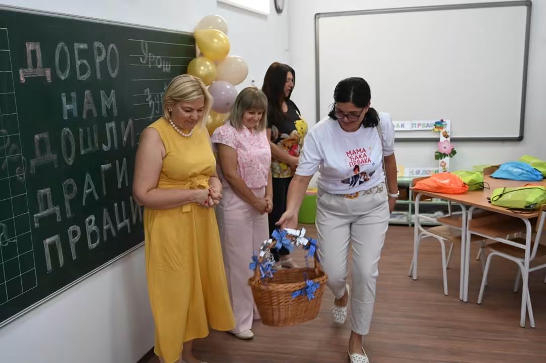 Početak školske godine u Suseku: Besplatni udžbenici, pokloni i vekovna tradicija darivanja petlova