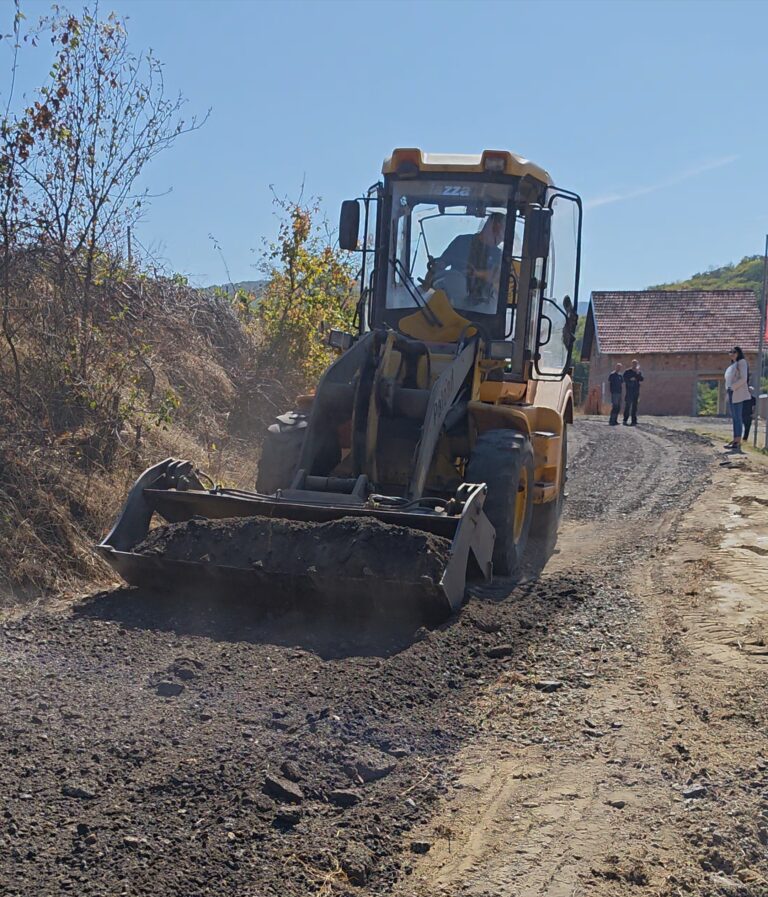 Uređenje infrastrukture u Dumbovu: U Karađorđevoj ulici u toku radovi na nasipanju grebanim asfaltom