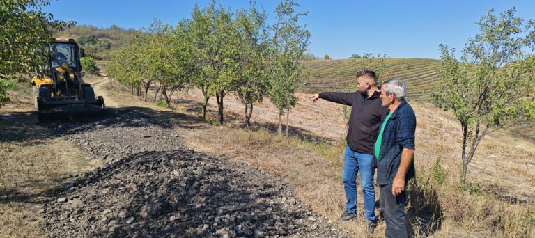 Unapređenje ruralne infrastrukture: U Svilošu uspešno sprovedeno nasipanje struganog asfalta na atarskim putevima