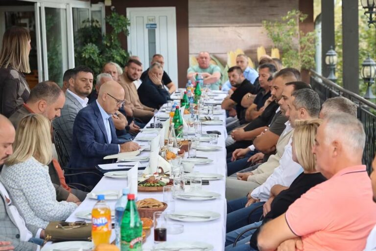 Snaga tradicije i preduzetništva: Miloš Vučević sa privrednicima i vinarima u Beočinu