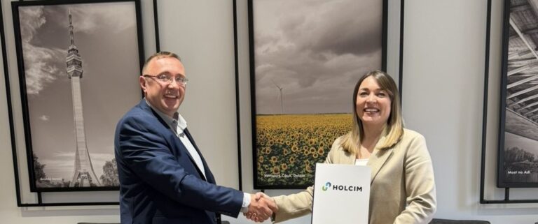 Kompanija Holcim Srbija donirala kamion za čišćenje snega JKP Beočin